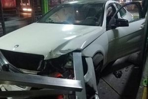 Mexibus: Jóvenes en estado de ebriedad chocaron y abandonaron auto de lujo en estación Unitec