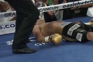 Moisés Fuentes, hospitalizado de emergencia tras sufrir brutal nocaut