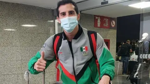 Tokio 2020: Rommel Pacheco puso a prueba cama de cartón con clavado