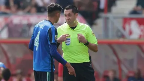 De Boer criticó acción de Edson Álvarez: 'No fue inteligente, no debió hacerlo'