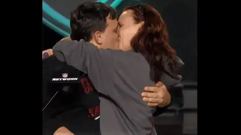 Aficionado de los Chiefs pidió matrimonio a su novia tras anunciar pick en el Draft