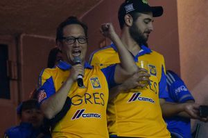 Rob Schneider: Ofertó 2 mil dólares por playera de Tigres autografiada