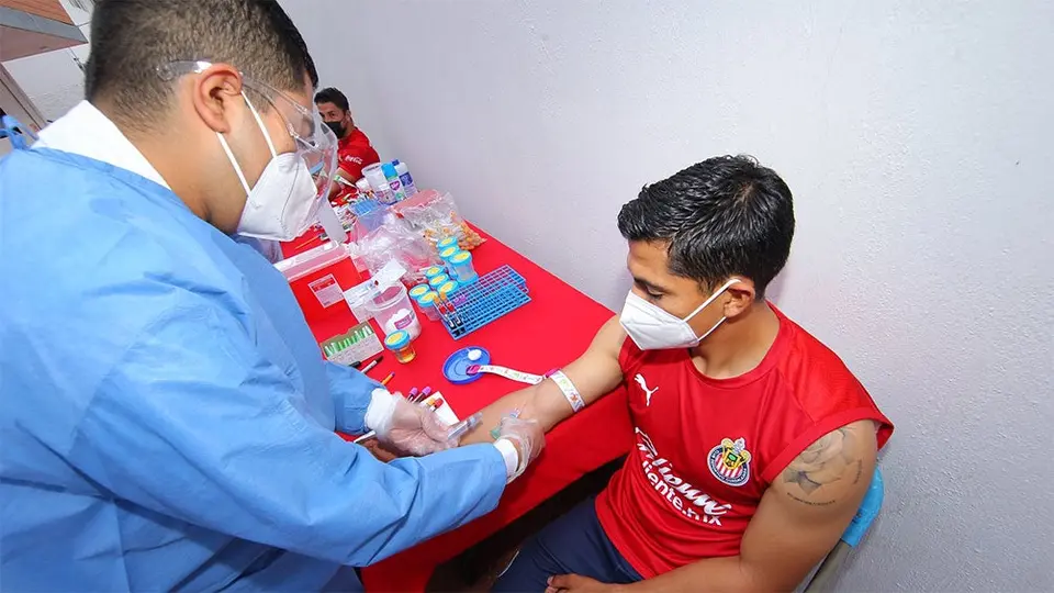 Chivas: Se dividió en dos grupos para pruebas de laboratorio y exámenes médicos