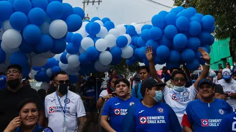 Cruz Azul: Hijo cumple promesa a su fallecido padre de ir al Azteca a ver una Final de La Máquina