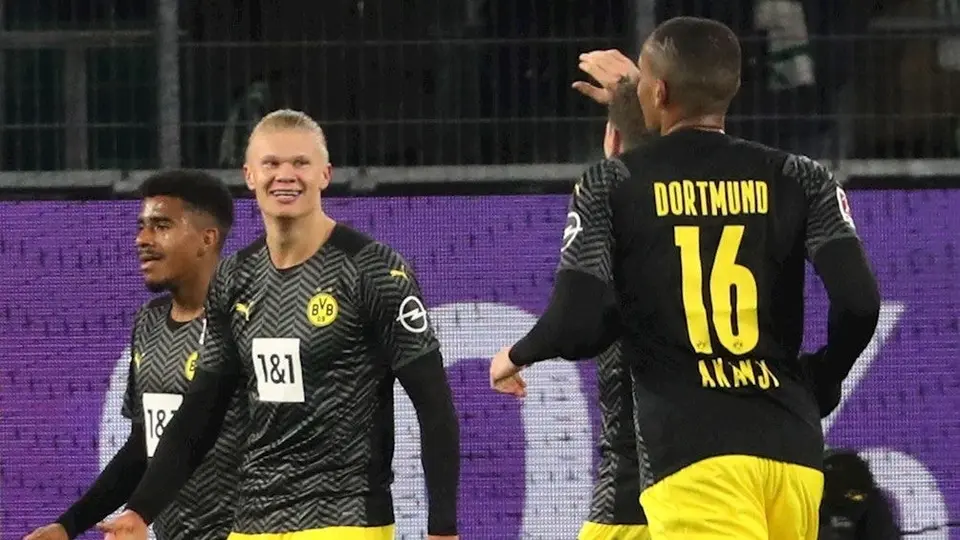 Video: Aficionada de Wolfsburgo pintó dedo a Haaland tras festejo de gol en triunfo del Dortmund