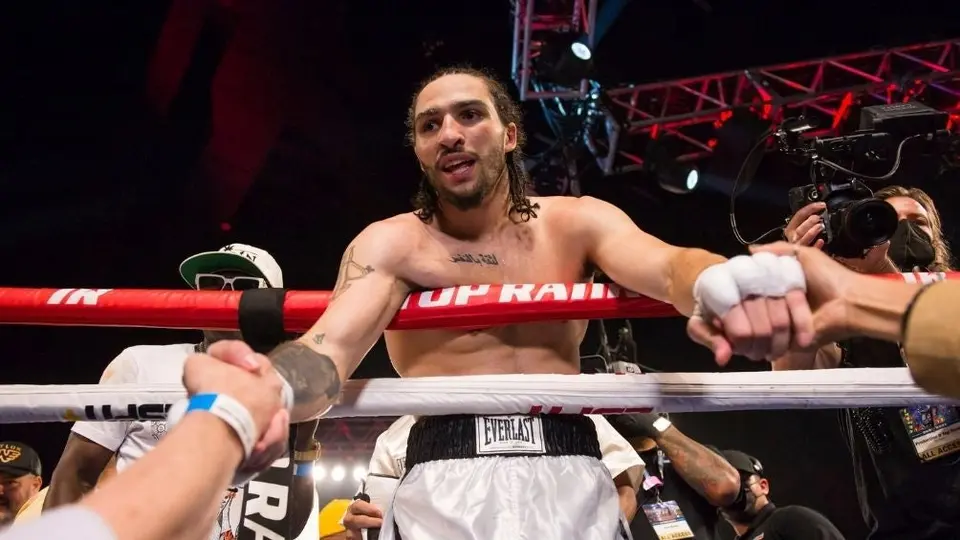Nieto de Muhammad Ali debutó con victoria por nocaut en el primer round