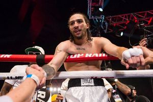 Nieto de Muhammad Ali debutó con victoria por nocaut en el primer round