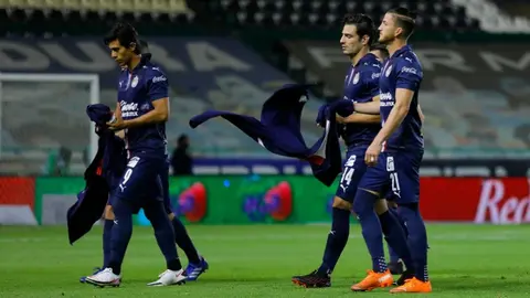 Chivas: Trabajará para mejorar su defensa; el juego aéreo, su principal debilidad