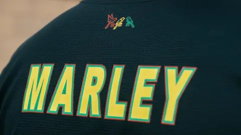 Ajax: Presentó su nuevo jersey en honor a Bob Marley