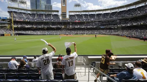 MLB: Mueren una mujer y su hijo al caer de una tribuna del Petco Park