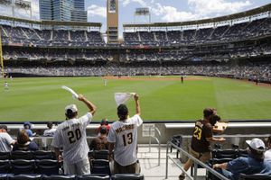 MLB: Mueren una mujer y su hijo al caer de una tribuna del Petco Park