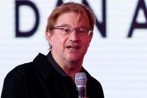 Giran orden de aprehensión contra el escritor mexicano Andrés Roemer por violación