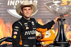 Pato O'Ward, piloto mexicano, se tomó una foto junto a Carson Wentz