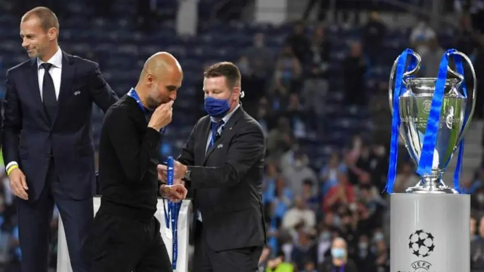 Pep Guardiola: Besó medalla de segundo lugar tras perder la Final de Champions