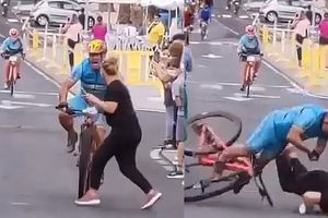 Video: Ciclista sufrió brutal choque con mujer que se atravesó a pocos metros de la meta