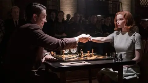Netflix enfrenta demanda millonaria por la serie "Gambito de Dama"