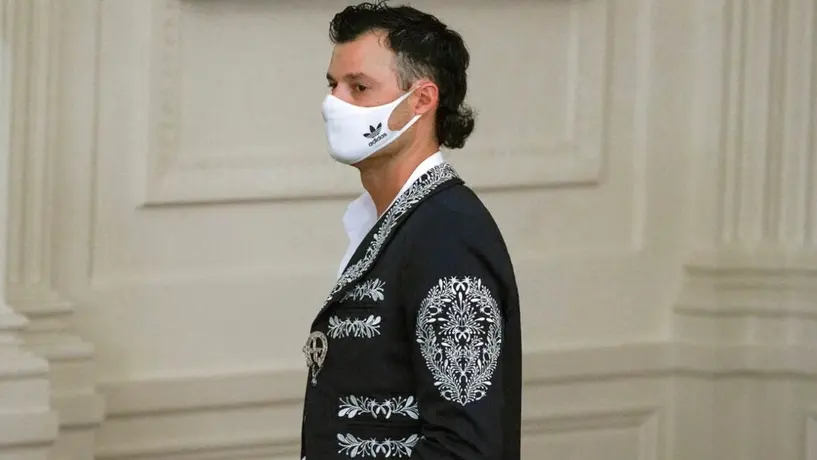 Joe Kelly: Asistió a reunión con Joe Biden en la Casa Blanca con chaqueta de mariachi