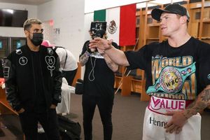 Canelo Álvarez: Equipos de Saunders y del mexicano se insultaron en lobby del hotel
