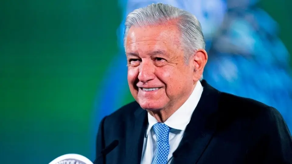 AMLO practicó beisbol, anotó carrera y sufrió un "desgarre"