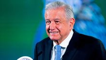 AMLO practicó beisbol, anotó carrera y sufrió un "desgarre"