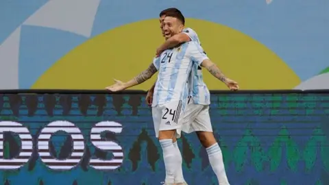 Papu Gómez casi se fractura con una asistencia de Lionel Messi jugando basquetbol