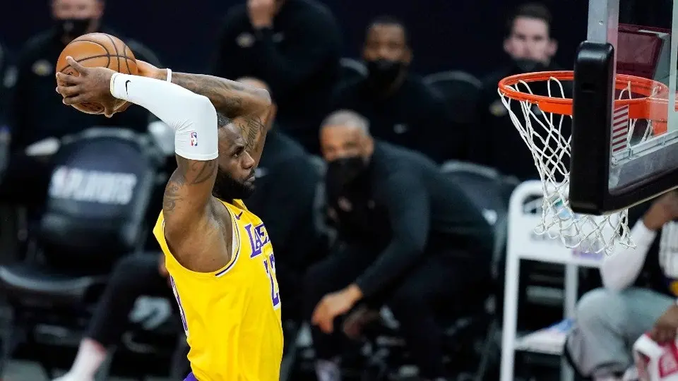 NBA: Lakers vino de atrás y empató la serie contra los Suns