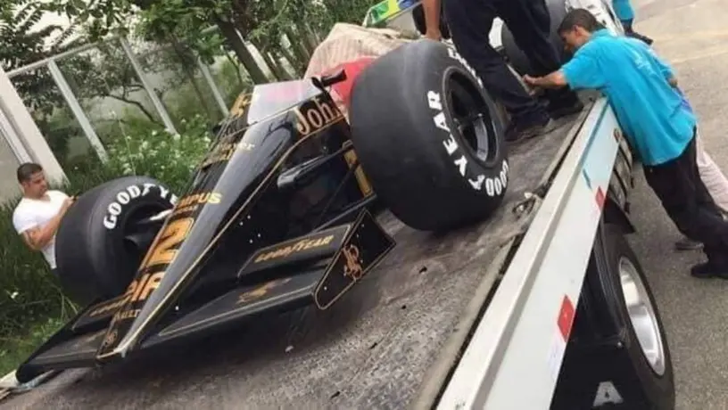 Fanático compró y colgó en su departamento un auto réplica del usado por Senna