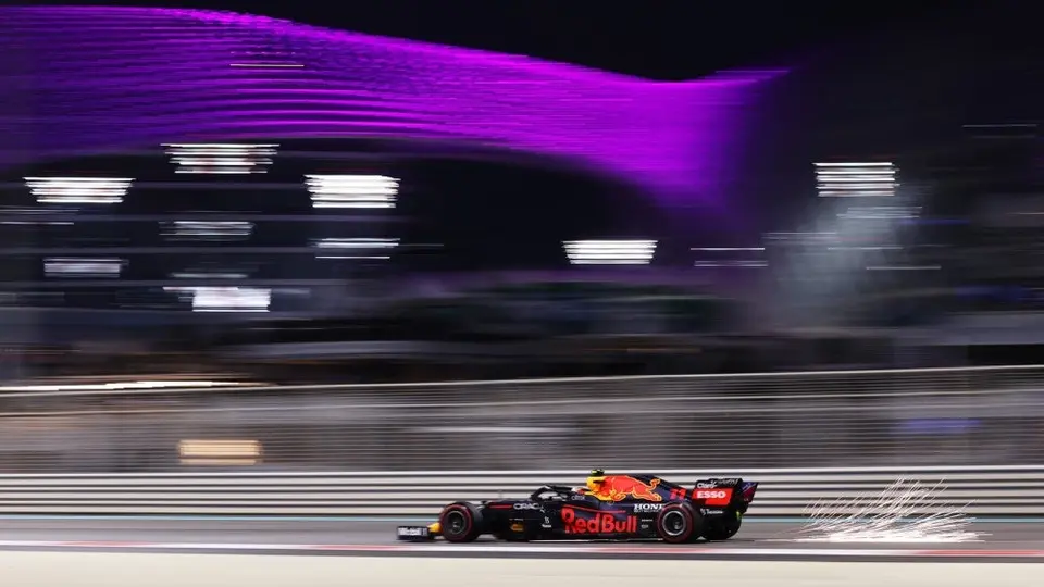 Checo Pérez, felicitado por su gran apoyo a Verstappen durante el GP de Abu Dabi