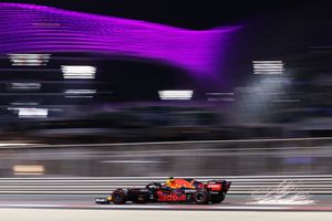 Checo Pérez, felicitado por su gran apoyo a Verstappen durante el GP de Abu Dabi