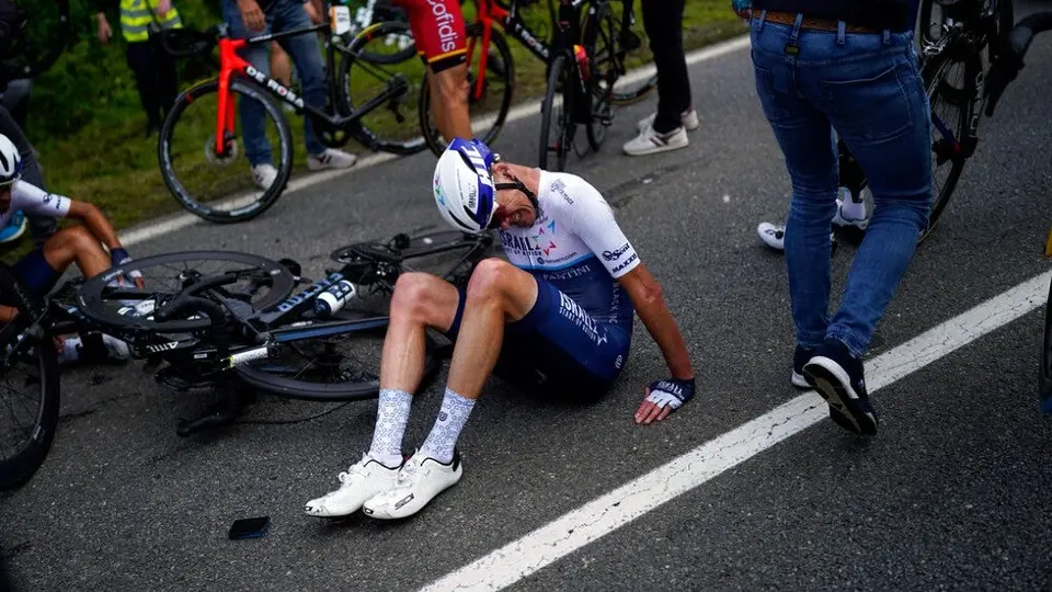 Tour de Francia: Aficionada que provocó caída masiva de ciclistas fue detenida