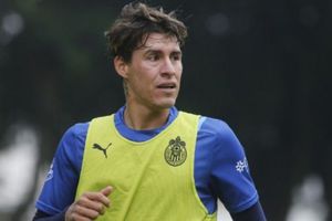 Chivas: Esposa de Cristian Calderón pide un alto a insultos en contra de su familia