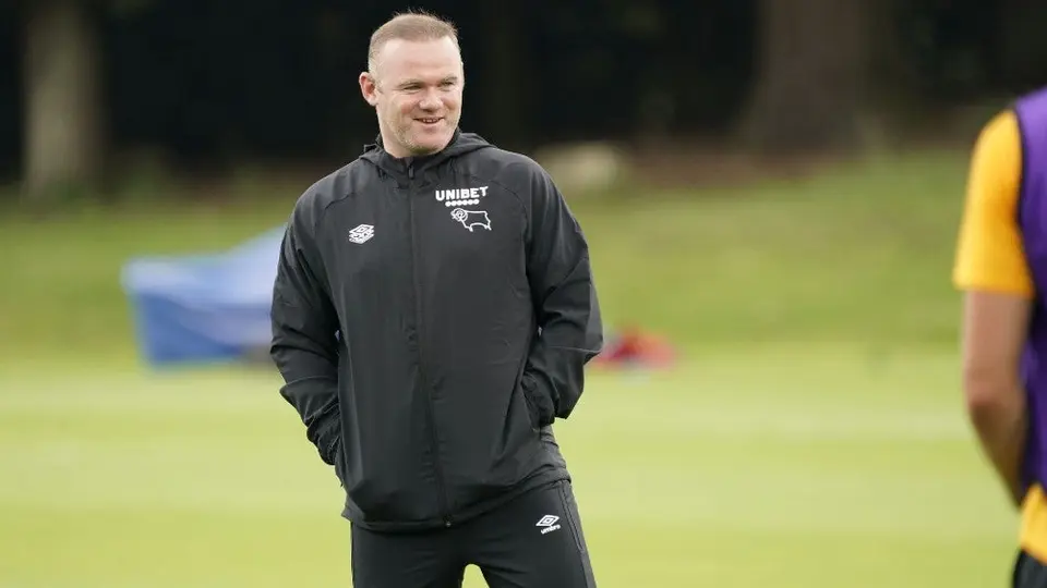 Wayne Rooney habría lesionado a la estrella del Derby County, equipo que dirige