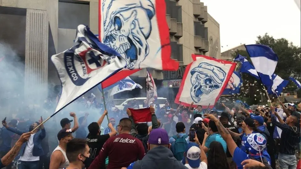 Cruz Azul: Aficionados celestes se reunieron afuera del hotel para apoyar a La Máquina