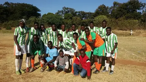 Policía de Zambia investiga a técnico que hizo disparos al aire tras un partido