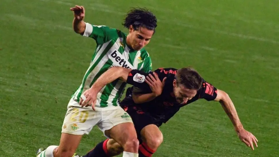 Diego Lainez reportó con el Betis para continuar con su rehabilitación