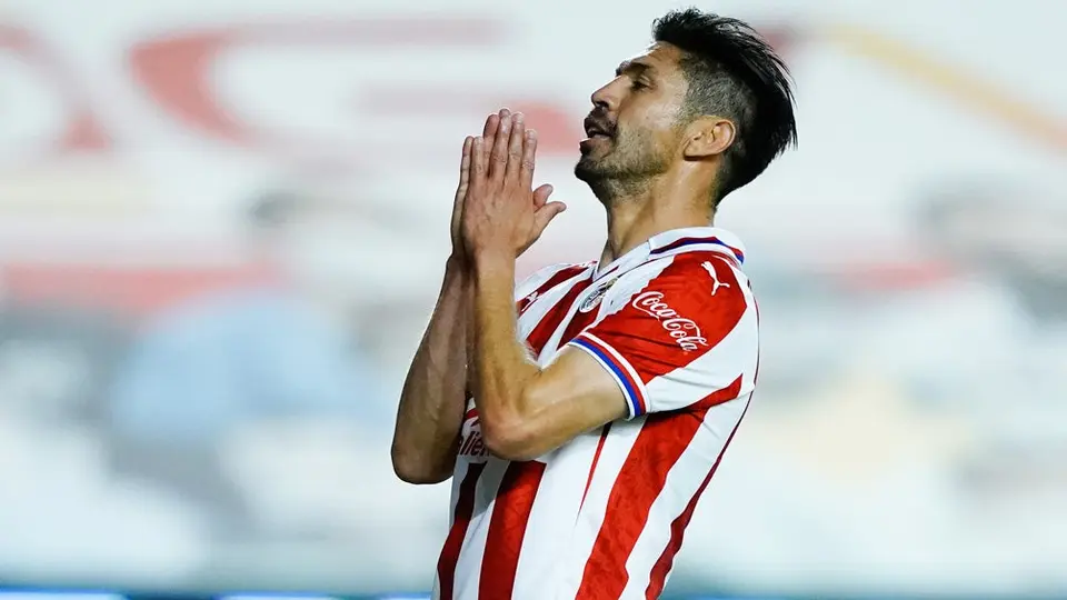 Oribe Peralta a jugadores de Chivas: ‘El futbol los recompensará, no aflojen’