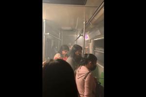 Usuarios del Metro caminan por las vías tras fallas en la Línea 8