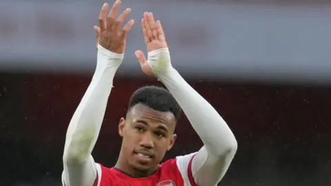 Video: Jugador de Arsenal sufrió brutal asalto; lo atacaron con un bat