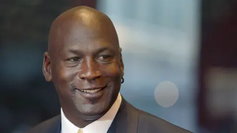 Zapatillas usadas por Michael Jordan en 1984 fueron subastadas por 1.5 mdd