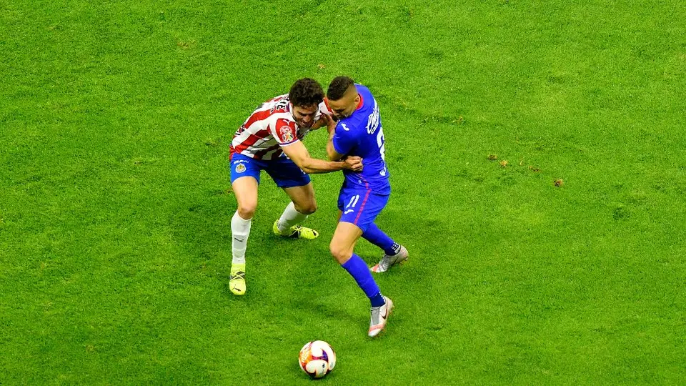 Chivas, con estrategia sudamericana para mejorar la parte defensiva