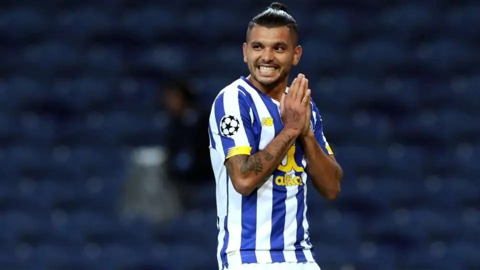 Tecatito Corona: Afición del Sevilla aprobó posible llegada del mexicano