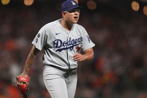 Urías superó a Valenzuela en ponches de playoffs y Dodgers va por la Nacional