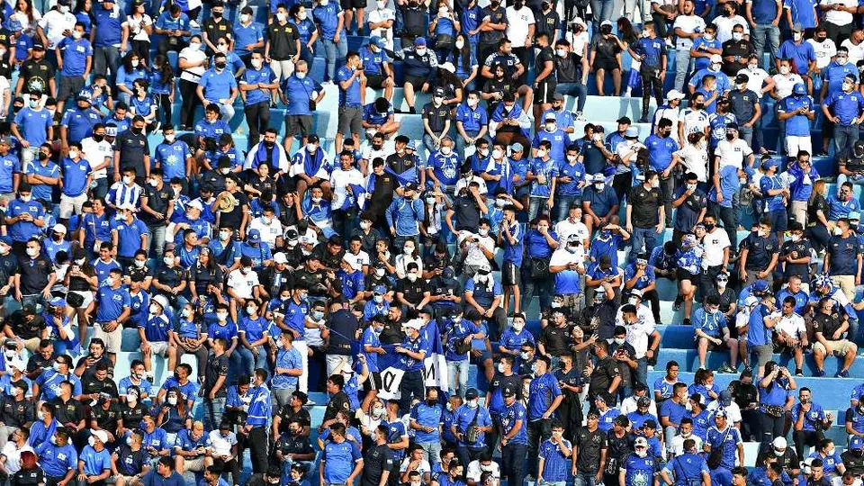 El Salvador vs México: Aficionados intentaron ingresar con explosivos y piedras al Cuscatlán