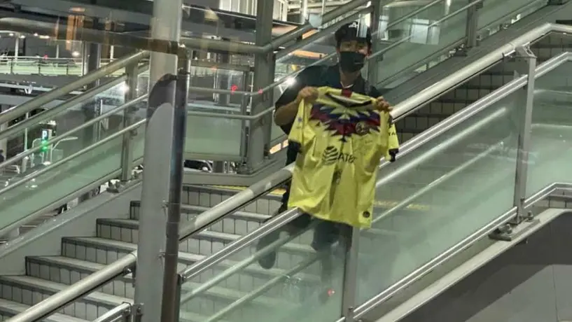 Memo Ochoa: Presumió a aficionado del América en Japón