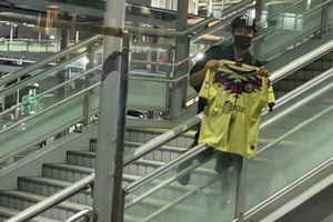 Memo Ochoa: Presumió a aficionado del América en Japón