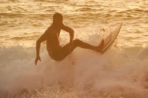 Ángelo Lozano y Asaya Brusa, ganadores del Circuito Mexicano de Surf Profesional 2021