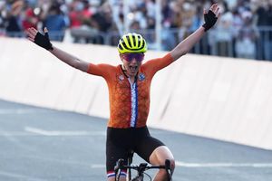 Tokio 2020: Ciclista holandesa festejó el oro, pero terminó en segundo lugar
