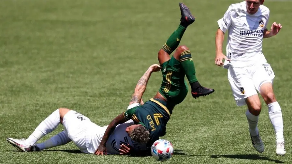 Galaxy: Jugador del Portland salió en silla de ruedas tras sufrir una dura entrada