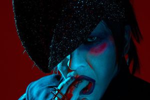 Emiten orden de arresto en contra de Marilyn Manson por agredir a reportera