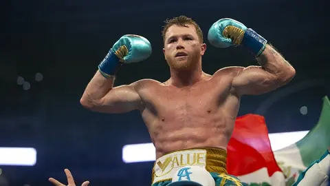 Video: Canelo Álvarez presumió lujosos shorts con diamantes incrustados
